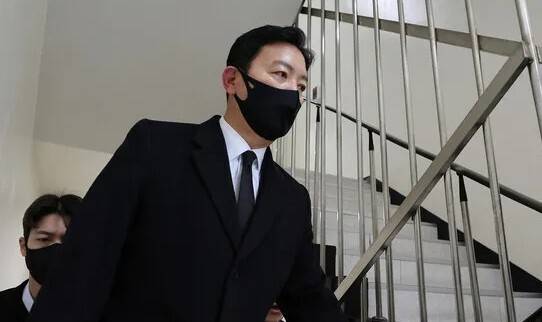 김성훈 대통령경호처 차장이 지난달 17일 오전 서울 서대문구 경찰 국가수사본부 특별수사단(특수단)에 출석하고 있다. 김 차장은 지난 3일 고위공직자범죄수사처와 경찰의 윤석열 대통령 체포영장 집행 시도를 저지한 혐의를 받고 있다. 신소영 기자 viator@hani.co.kr