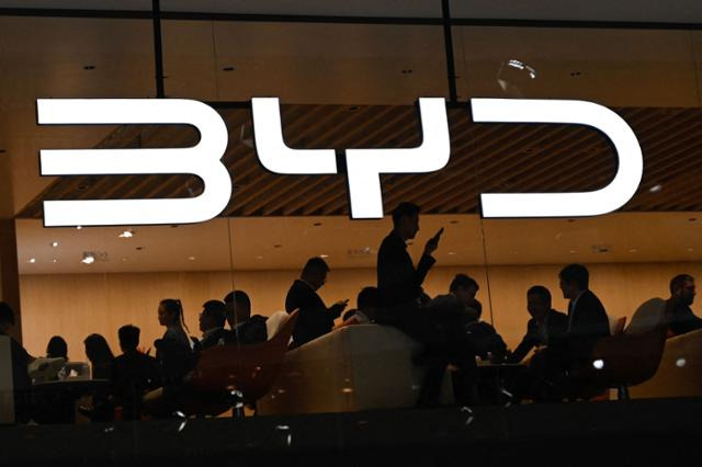 지난해 2월 중국 베이징에서 열린 모터쇼 행사장에 전기차 기업 비야디(BYD)의 로고가 걸려 있다. AFP 연합뉴스