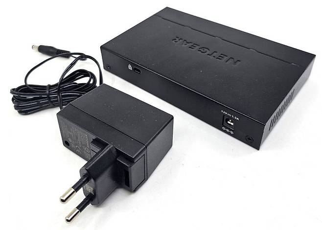 본체 내장 전원부가 아닌 외부에 꽂는 전원 어댑터를 적용했다 / 출처=IT동아