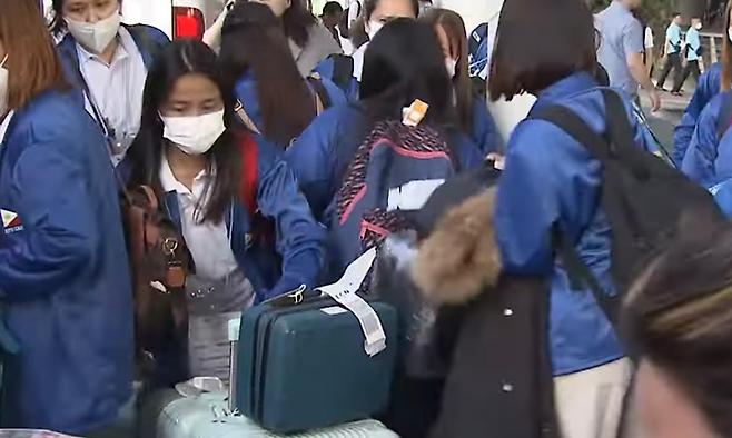 지난해 8월, 외국인 가사관리사 시범사업 참가자들이 인천국제공항 제1터미널을 통해 입국했다. (SBS 캡처)