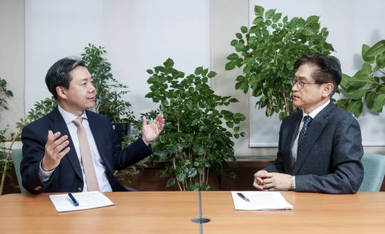 이재승 고려대 일민국제관계연구원장(왼쪽)과 권기창 전 우크라이나 대사가 19일 오후 서울 성북구 고려대학교에서 대담하고 있다. 김성룡 기자