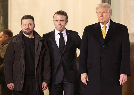 에마뉘엘 마크롱 프랑스 대통령(가운데)의 주선으로 지난해 12월 파리에서 종전 방안을 협의한 도널드 트럼프 미국 대통령 당선인 (오른쪽)과 볼로디미르 젤렌스키 우볼로디미르 젤렌스키. REUTERS=연합뉴스