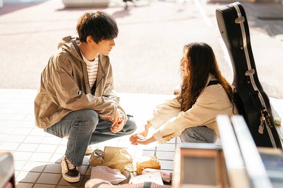 지난해 9월 공개된 쿠팡플레이 시리즈 '사랑 후에 오는 것들'의 한 장면. 일본 유학 중이던 홍(이세영, 오른쪽)이 준고(사카구치 켄타로)를 만나 사랑과 이별을 겪은 후, 5년 만에 한국에서 재회하며 벌어지는 이야기다. 사진 쿠팡플레이