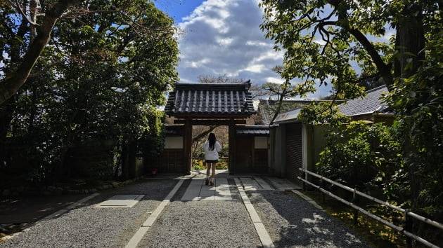 정원 외에도 경내는 조용히 둘러볼 수 있는 산책로가 있다. / JAPAN NOW