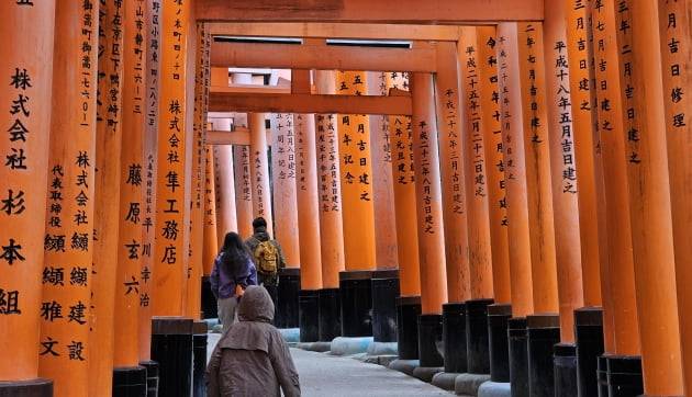 입구에서 조금 걷다보면 관광객이 분산돼 호젓하게 산책이 가능한 후시미 이나리신사 / JAPAN NOW