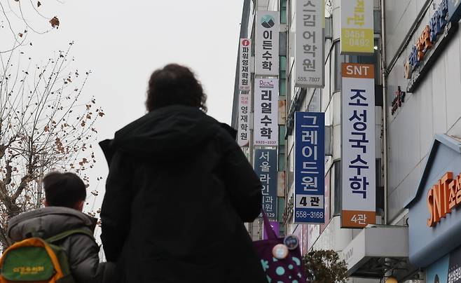 지난 12일 서울 대치동 학원가에서 학원을 가고 있는 학생의 모습. 이솔 기자