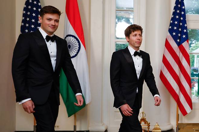 2023년 6월 22일, 샘 올트먼 OpenAI CEO(오른쪽)가 동성 파트너 올리버 멀헤린과 함께 워싱턴 DC 백악관에 도착하고 있다. 게티이미지