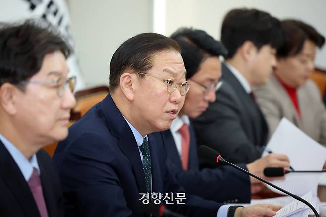 권영세 국민의힘 비상대책위원장이 24일 국회에서 열린 비대위 회의에서 발언하고 있다. 박민규 선임기자