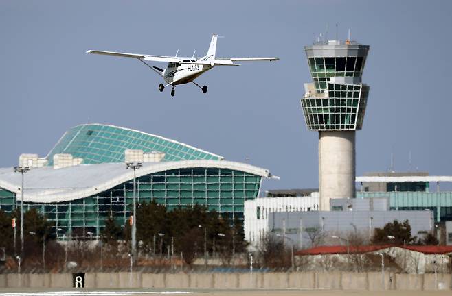 An aircraft lands at Muan International Airport in South Jeolla on Feb. 24. [YONHAP]