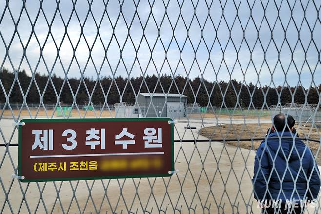 제주개발공사 품질연구원이 제주삼다수 제3취수원에서 시설을 둘러보고 있다. 김건주 기자