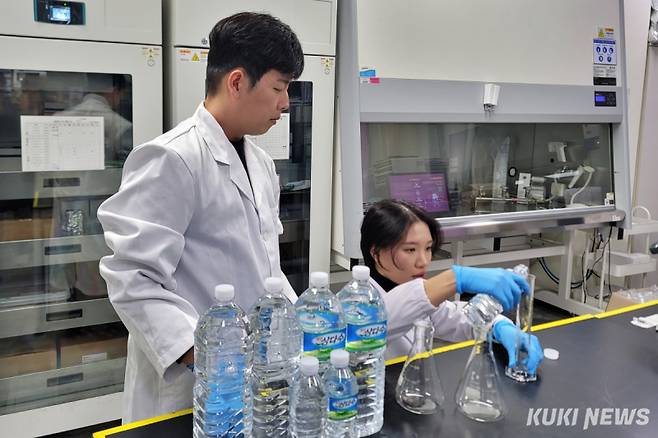 제주개발공사 품질관리팀 윤현석 대리(왼쪽)와 김남현 대리가 물 품질을 검사하고 있다. 김건주 기자