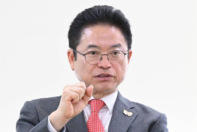 이철우 경북지사가 지난 19일 경주에서 열리는 아시아태평양경제협력체(APEC) 정상회의 준비 사항에 대해 설명하고 있다. 이 지사는 도널드 트럼프 미국 대통령이 김정은 북한 국무위원장까지 초청할 경우 경주 APEC에서 한반도 평화 기반이 완전히 구축될 것이라고 강조했다. 김지훈 기자