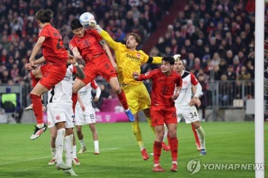 프랑크푸르트전에서 공격에 가담한 뮌헨 김민재(3번)