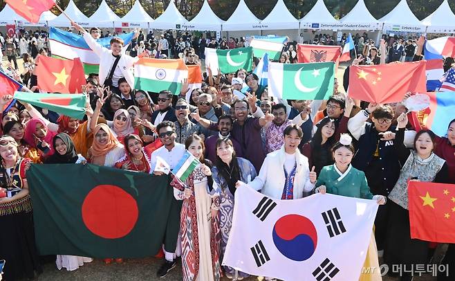 [수원=뉴시스] 김종택기자 = 7일 경기도 수원시 아주대학교에서 열린 ‘아주 인터네셔널 데이’에서 외국인 유학생들이 기념촬영을 하며 즐거운 시간을 보내고 있다.   아주 인터네셔널 데이는 외국인 유학생들이 각 나라의 춤과 노래, 놀이, 음식 등 전통문화를 소개하고 다른 나라의 문화를 직접 체험하는 행사다. 2024.11.07. /사진=김종택