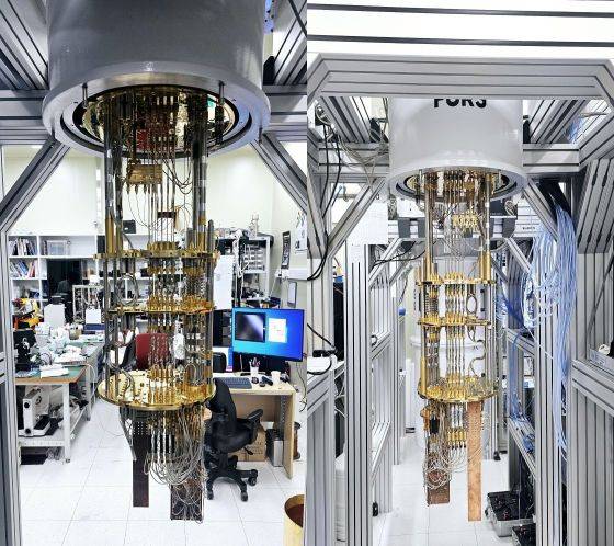 20큐비트 양자컴퓨터 내부 앞모습(왼쪽)과 뒷모습( 오른쪽)/사진=류준영 기자