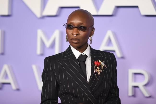 예수 역으로 발탁된 직후인 22일(현지시간) 미국 NAACP 이미지 어워드에 정장을 입고 등장한 신시아 이리보.  AP 연합뉴스