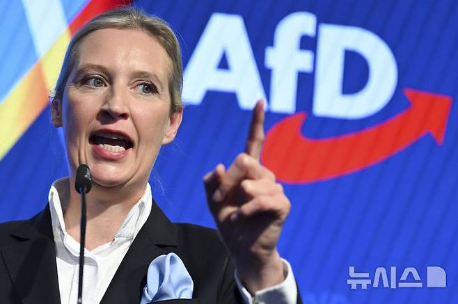 [베를린-AP/뉴시스] 앨리스 바이델  ‘독일을 위한 대안당(AfD)’ 대표가 23일 베를린의 당사에서 연설하고 있다.2025.02.24.