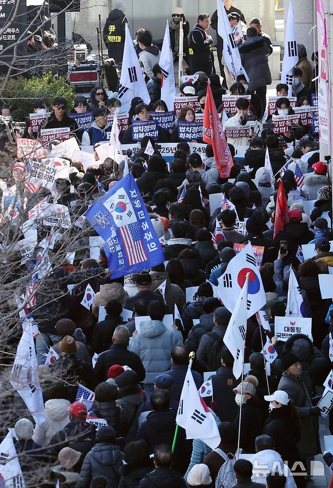 [부산=뉴시스] 하경민 기자 = 부산대학교 학생들로 구성된 '탄핵반대 법치주의자 효원인들'과 보수단체 등 250여명(경찰 추산)이 24일 부산 금정구 부산대 정문 앞에서 윤석열 대통령 탄핵을 반대하는 시국선언을 하고 있다. 2025.02.24. yulnetphoto@newsis.com