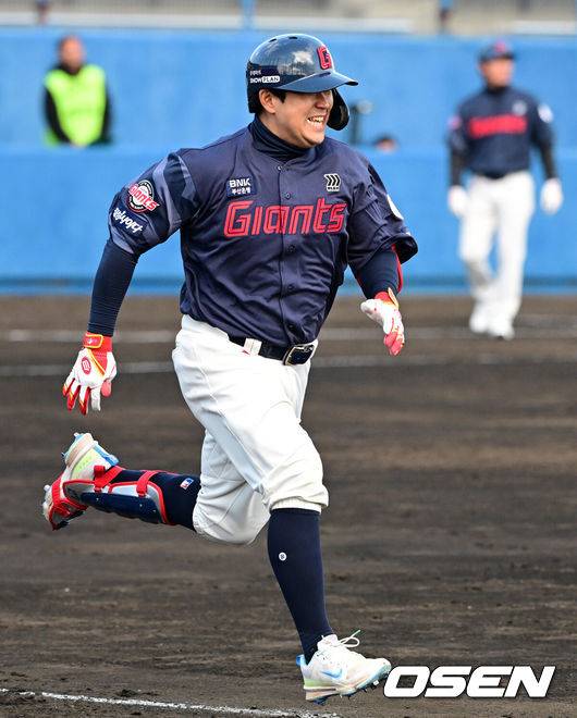 [OSEN=미야자키(일본), 지형준 기자]&nbsp;23일 일본 미야자키현 니치난시 난고스타디움에서 롯데 자이언츠와 일본프로야구 세이부 라이온스의 연습경기가 열렸다.롯데는 지난 20일을 마지막으로 대만 타이난 1차 스프링캠프를 마무리 지었다. 22일 일본 미야자키로 이동한 롯데는 구춘 미야자키 베이스볼 게임즈 리그에 참가한다. 구춘리그에서는 지바 롯데 마린스, 세이부 라이온즈, 소프트뱅크 호크스, 오릭스 버팔로즈 등 일본프로야구(NPB) 구단들, 그리고 KBO리그 두산 베어스 등과 총 5경기를 치른다. 아울러 자매구단인 지바 롯데와의 교류전도 1경기 치른다. 미야자키에서 총 6차례의 실전 경기를 치르고 귀국해 시범경기와 정규시즌을 준비한다.8회초 2사 1루에서 롯데 유강남이 안타를 날리고 전력질주를 하고 있다. 2025.02.23 /