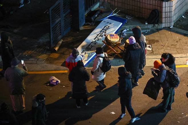 내란 우두머리 혐의를 받는 윤석열 대통령에 대한 구속영장이 발부된 1월19일 새벽 서울 마포구 서울서부지방법원 후문에 윤석열 지지자들이 부순 현판이 놓여 있다.ⓒ연합뉴스