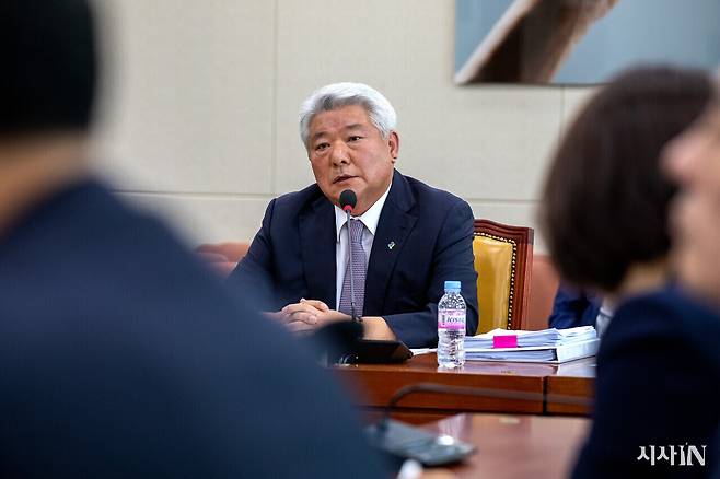 2024년 6월21일 국회 과방위 전체회의에 출석한 김홍일 당시 방통위원장이 질의에 답하고 있다. ⓒ시사IN 신선영