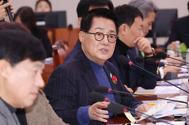 22대 국회 최고령 의원인 더불어민주당 박지원 의원이 2월12일 국회 법제사법위원회 전체회의에서 NJZ로 팀 명을 바꾼 뉴진스의 외국인 멤버인 하니의 예술흥행(E-6) 비자 만료와 관련해 김석우 법무부 장관 직무대행에게 질의하고 있다.ⓒ연합뉴스