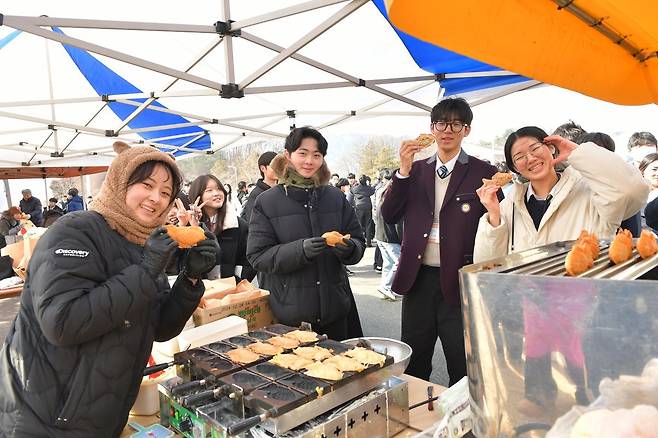 “막 구운 따끈한 붕어빵이 왔어요!” ‘2025 학생 개학예배’에 참석한 학생들을 위해 인근 하나님의 교회가 다양한 간식을 지원했다.&nbsp;