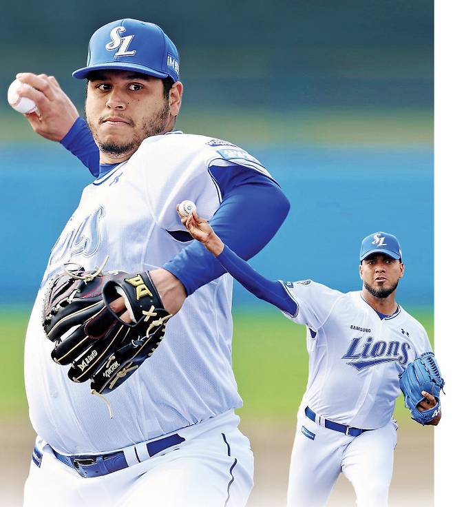 22일 일본 오키나와에서 열린 자체 청백전에서 투구하는 삼성 아리엘 후라도(왼쪽)와 대니 레예스. 삼성 라이온즈 제공