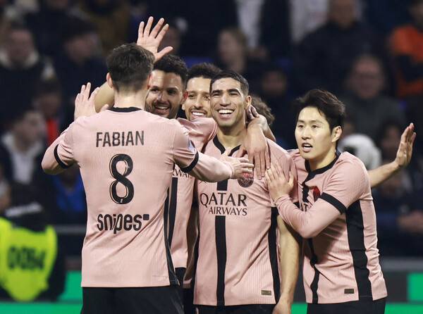 ▲ 파리 생제르맹 공격수 이강인이 올림피크 리옹전에 교체로 들어가 아슈라프 하키미의 결승골에 도움을 기록했다. ⓒ연합뉴스/AP/AFP/REUTERS