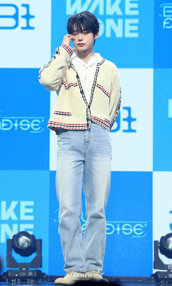 [서울=뉴시스] 김혜진 기자 = 그룹 제로베이스원 김지웅이 24일 오후 서울 용산구 블루스퀘어에서 열린 다섯 번째 미니앨범 '블루 파라다이스'(BLUE PARADISE) 발매 기념 쇼케이스에서 포즈를 취하고 있다.  타이틀곡 '블루'는 제로베이스원과 글로벌 히트 메이커 켄지(KENZIE)의 두 번째 합작품이다. 시원한 신스 사운드와 감성적인 보컬의 대비가 미스터리한 청량감을 선사한다. 2025.02.24. jini@newsis.com /사진=김혜진