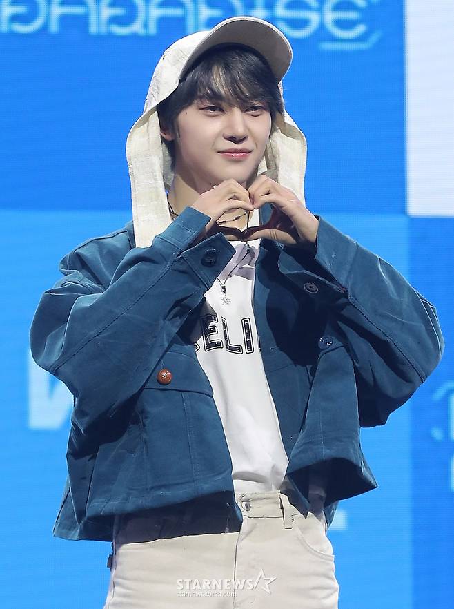 그룹 제로베이스원(ZEROBASEONE) 석매튜가 24일 오후 서울 용산구 블루스퀘어에서 진행된 미니 4집 '시네마 파라다이스(CINEMA PARADISE)' 발매 기념 쇼케이스에 참석해 포즈를 취하고 있다.  제로베이스원의 이번 앨범에는 '슬픈(BLUE) 순간조차 삶의 일부이며, 그럼에도 노력해 나가는 우리의 모습은 그 자체로 찬란하고 아름답다'라는 메시지가 담겼다. 결국 파라다이스는 우리 모두의 내면에 있음을 역설하며, 음악 내외적으로 한층 성숙해진 아홉 멤버의 모습을 그렸다. 2025.02.24 /사진=김창현 chmt@