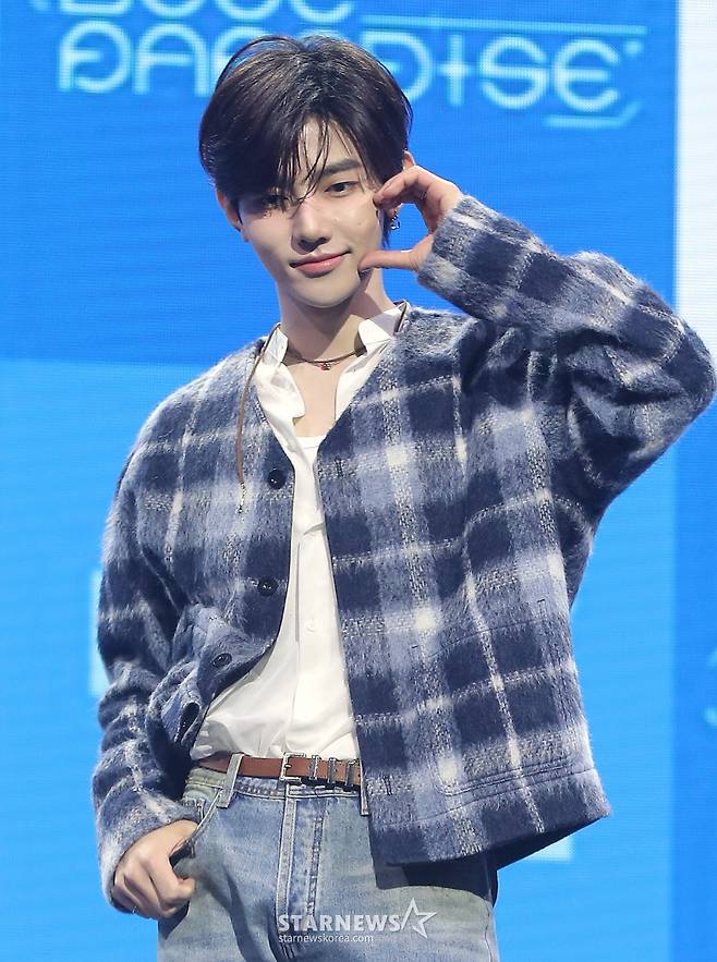 그룹 제로베이스원(ZEROBASEONE) 장하오가 24일 오후 서울 용산구 블루스퀘어에서 진행된 미니 4집 '시네마 파라다이스(CINEMA PARADISE)' 발매 기념 쇼케이스에 참석해 포즈를 취하고 있다.  제로베이스원의 이번 앨범에는 '슬픈(BLUE) 순간조차 삶의 일부이며, 그럼에도 노력해 나가는 우리의 모습은 그 자체로 찬란하고 아름답다'라는 메시지가 담겼다. 결국 파라다이스는 우리 모두의 내면에 있음을 역설하며, 음악 내외적으로 한층 성숙해진 아홉 멤버의 모습을 그렸다. 2025.02.24 /사진=김창현 chmt@