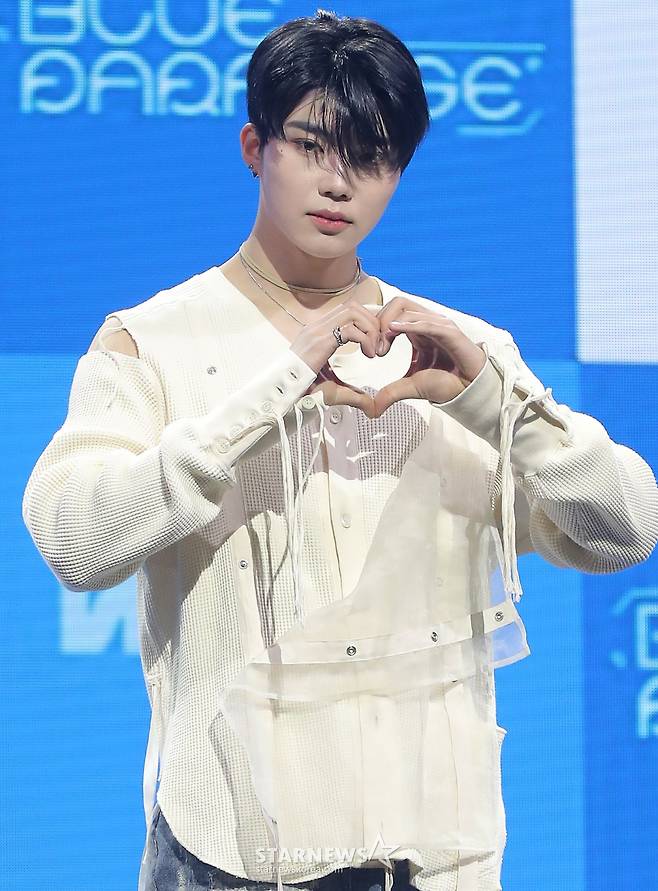 그룹 제로베이스원(ZEROBASEONE) 박건욱이 24일 오후 서울 용산구 블루스퀘어에서 진행된 미니 4집 '시네마 파라다이스(CINEMA PARADISE)' 발매 기념 쇼케이스에 참석해 포즈를 취하고 있다.  제로베이스원의 이번 앨범에는 '슬픈(BLUE) 순간조차 삶의 일부이며, 그럼에도 노력해 나가는 우리의 모습은 그 자체로 찬란하고 아름답다'라는 메시지가 담겼다. 결국 파라다이스는 우리 모두의 내면에 있음을 역설하며, 음악 내외적으로 한층 성숙해진 아홉 멤버의 모습을 그렸다. 2025.02.24 /사진=김창현 chmt@