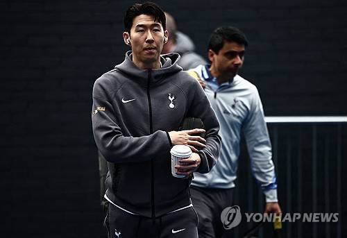 프리미어리그(PL) 역대 11번째 70골-70도움 클럽에 가입한 손흥민이 맨체스터 유나이티드의 관심을 받고 있다는 소식이다. 손흥민은 이번 기록 달성으로 최근 자신을 둘러싼 비판에 답한 것은 물론, 토트넘 홋스퍼를 떠나더라도 꽤나 규모가 있는 클럽으로 이적할 수 있다는 걸 증명했다. 사진 연합뉴스