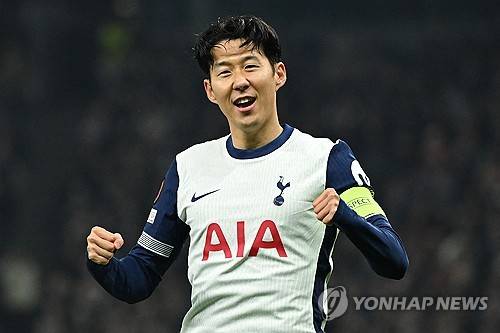 프리미어리그(PL) 역대 11번째 70골-70도움 클럽에 가입한 손흥민이 맨체스터 유나이티드의 관심을 받고 있다는 소식이다. 손흥민은 이번 기록 달성으로 최근 자신을 둘러싼 비판에 답한 것은 물론, 토트넘 홋스퍼를 떠나더라도 꽤나 규모가 있는 클럽으로 이적할 수 있다는 걸 증명했다. 사진 연합뉴스