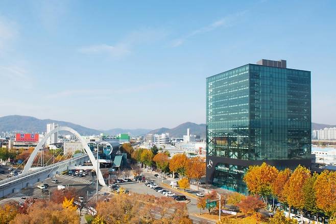 벤츠코리아는 비단 수도권에 그치지 않고 지방에도 대규모 서비스 센터 구축에 나선다. 대구 북구 서비스센터는 지하 1층 지상 13층 규모 29개의 워크베이를 갖고 있는 대규모 사이즈로 영남지역 고객의 갈증을 풀 수 있을 것으로 기대한다. 사진=메르세데스 벤츠 코리아