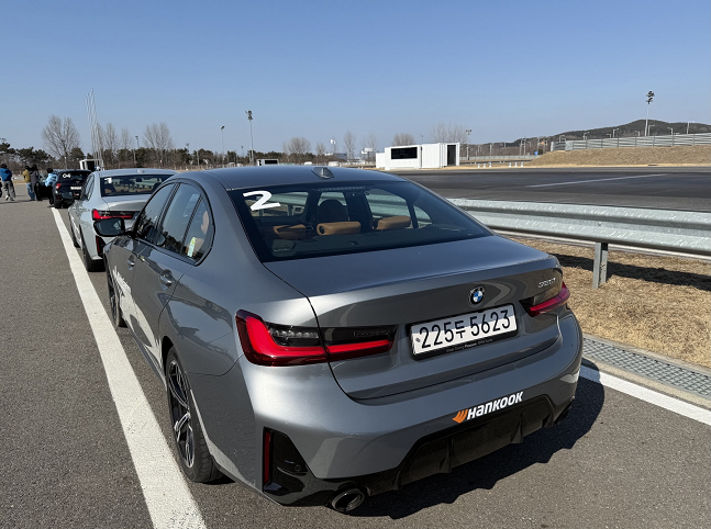 인천 영종도 BMW 드라이빙 센터에서 BMW 3시리즈 '뉴 320i'를 타고 트랙을 체험해봤다./사진=백유진 기자 byj@