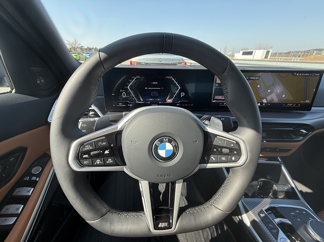 인천 영종도 BMW 드라이빙 센터에서 BMW 3시리즈 '뉴 320i'를 타고 트랙을 체험해봤다./사진=백유진 기자 byj@