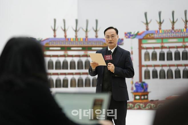 25일 서울 서초구 국립국악원 정악단 연습실에서 열린 ‘행악과 보허자’ 제작발표회에서 이건회 국립국악원 정악단 예술감독이 기자들 질문에 답하고 있다. (사진=국립국악원)