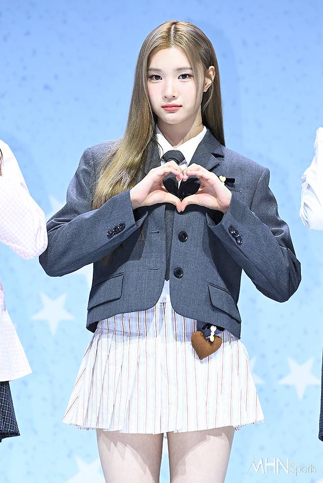 그룹 하츠투하츠 주은이&nbsp;24일 오후 서울 광진구 예스24라이홀에서 진행된 첫 싱글 'The Chase'(더 체이스) 발매 기념 데뷔 쇼케이스에서 질문에 답하고 있다.&nbsp;