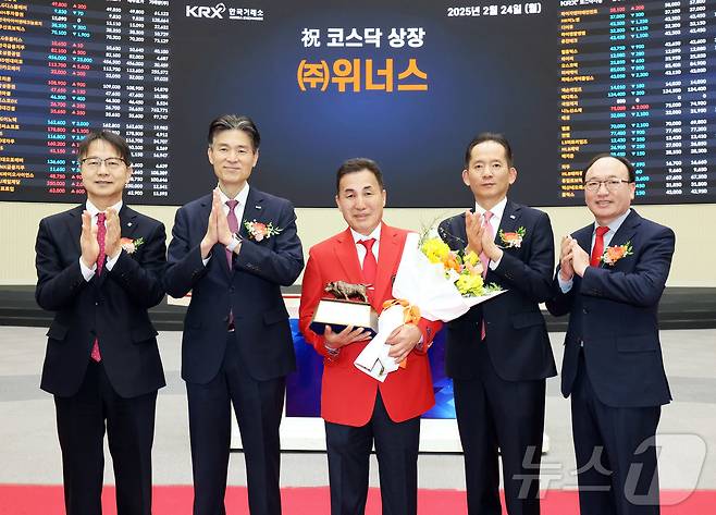 24일 서울 영등포구 한국거래소 서울사옥에서 배선기구 및 전기차충전기를 제조.판매하는 위너스의 코스닥시장 상장기념식이 열리고 있다. 왼쪽부터 김대영 한국IR협의회 부회장, 민경욱 한국거래소 코스닥시장본부장, 김창성 위너스 대표이사, 강성범 미래에셋증권 부사장, 강왕락 코스닥협회 부회장. (한국거래소 제공, 재판매 및 DB금지) 2025.2.24/뉴스1