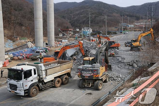 소방대원들이 25일 경기 안성시 서운면 산평리 서울세종고속도로 공사장 교량 붕괴 사고현장에서 구조작업을 펼치고 있다. 2025.2.25/뉴스1 ⓒ News1 김영운 기자
