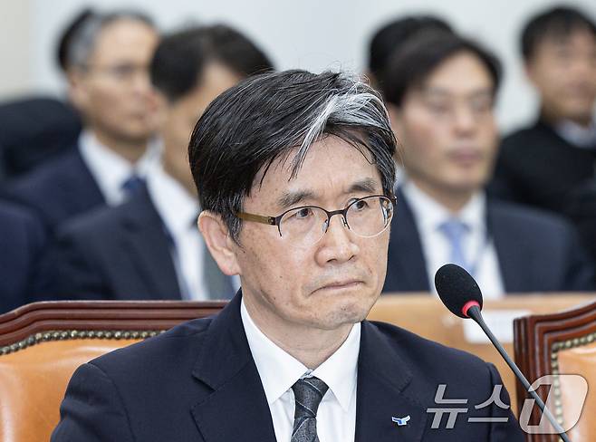 오동운 고위공직자범죄수사처(공수처) 처장이 25일 오후 서울 여의도 국회에서 열린 윤석열 정부의 비상계엄 선포를 통한 내란 혐의 진상규명 국정조사 제5차 청문회에서 의원 질의를 듣고 있다. 2025.2.25/뉴스1 ⓒ News1 이재명 기자