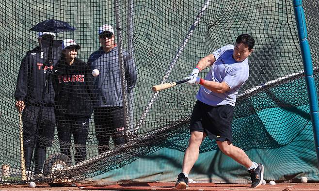 지난해 미국프로야구 메이저리그(MLB) 뉴욕 메츠에서 방출된 최지만이 18일(현지시간) LG 트윈스 스프링캠프가 열리고 있는 미국 애리조나주 스코츠데일 인디언 스쿨 공원 야구장에서 LG 선수단과 타격 훈련하고 있다. 2025.2.19 연합뉴스