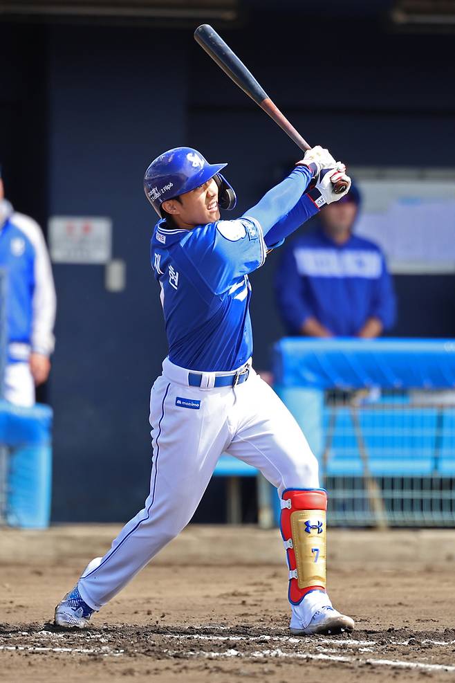 삼성 이재현이 14일 일본 오키나와 온나손 아카마 구장에서 열린 2025 스프링캠프 청백전에서 청팀으로 나서 7회초 솔로포를 때리고 있다. 사진 | 삼성 라이온즈