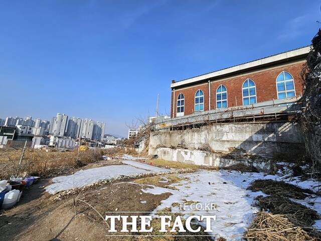 서울 성북구 장위10구역 일대 주택들은 전부 철거됐고, 그 주변에는 공사장 가림막이 세워져 있었다. 사랑제일교회는 철거된 부지 뒤편으로 허허벌판 속에 우뚝 솟아 있었다. 교회를 둘러싸고 있는 윤형철조망과 폐가, 바람에 끼익거리며 열려 있는 노후된 철문, 널브러진 쓰레기들이 눈에 띄었다. /이다빈 기자