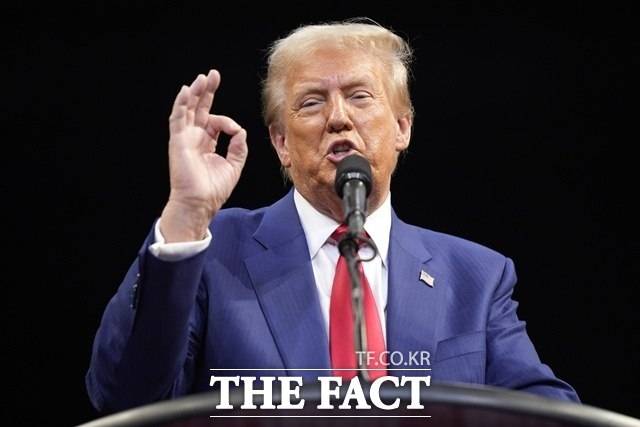 도널드 트럼프 미국 대통령은 24일(현지시간) 워싱턴 백악관을 방문한 에마뉘엘 마크롱 프랑스 대통령과 회담에서 "볼로디미르 젤렌스키 우크라이나 대통령이 광물 협정에 서명하기 위해 이번 주 혹은 다음 주에 미국에 올 예정"이라고 말했다. /AP·뉴시스