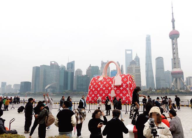 2023년 12월 루이비통이 마케팅의 일환으로 상하이에 자이언트백을 전시한 모습. 한때 ‘명품의 블랙홀’로 불렸던 중국 소비자들의 변심으로 럭셔리 브랜드들이 매출 부진에 빠졌다.