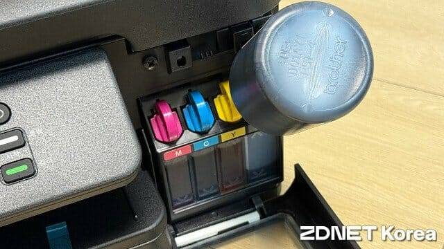 초기 설정 중 잉크 4종을 주입한다. 주입 과정은 포장지나 앱 설명에 따라 간단히 마칠 수 있다. (사진=지디넷코리아)