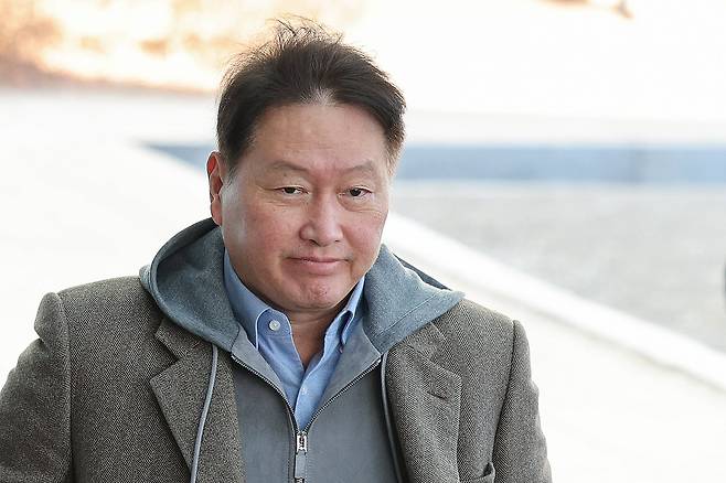 최태원 대한상공회의소 회장이 19일 오전 서울 강서구 서울김포비즈니스항공센터를 통해 미국 워싱턴 D.C로 출국하고 있다. 최 회장이 이끄는 대한상의 민간 경제사절단은 미국 백악관 고위 당국자와 의회 주요 의원을 대상으로 대미 통상 외교에 나설 예정이다./뉴스1